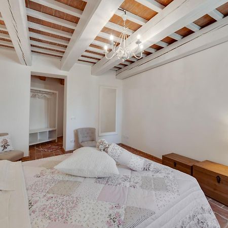 Stunning Apartment In Mombaroccio Near Metauro River Exterior foto