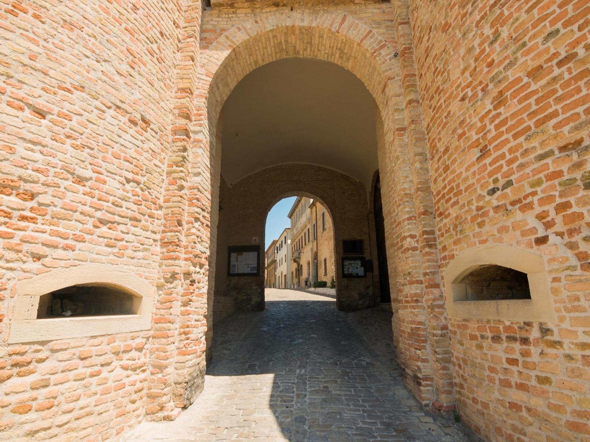 Stunning Apartment In Mombaroccio Near Metauro River Exterior foto